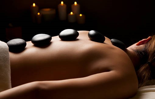 Photo Massage Pierres Chaudes sur fond de bougies