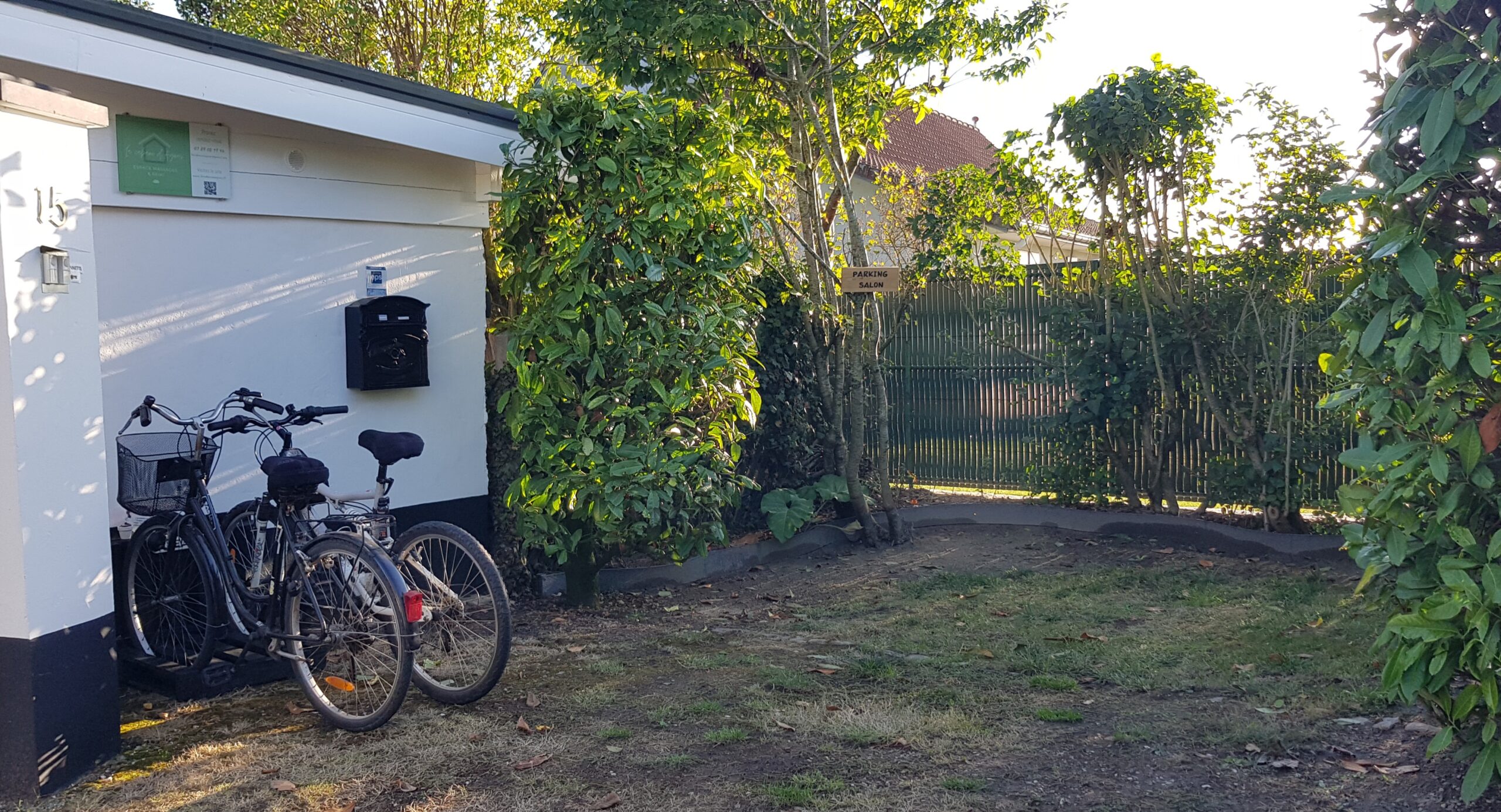 Photo du parking auto et vélos du salon